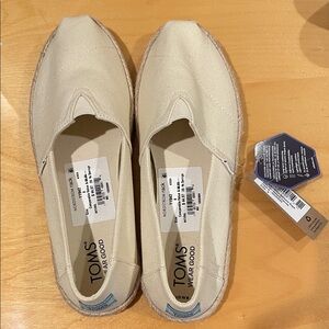 TOMS Beige Canvas Slip-Ons NWT size 8